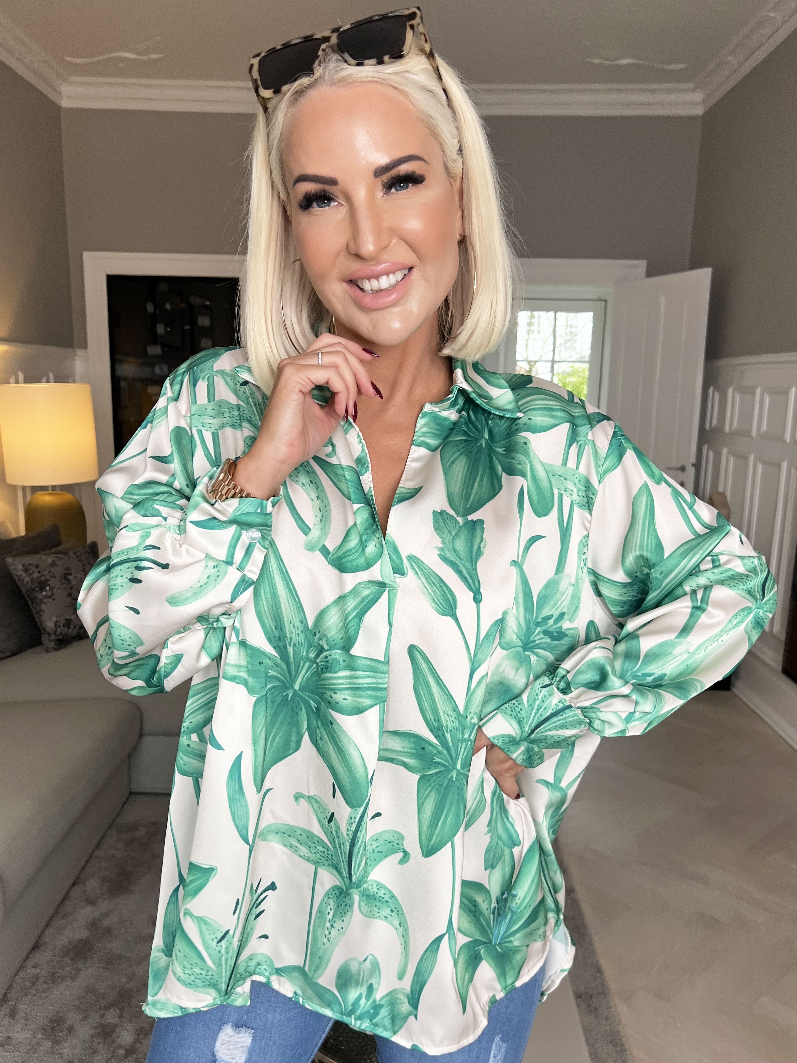 Paradise - Söt skjorta i silkeslook med liljemotiv